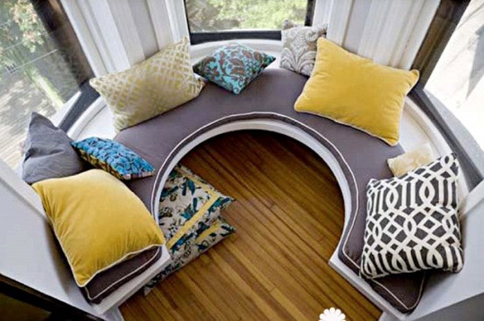Используйте декоративные подушки для придания уютности месту отдыха