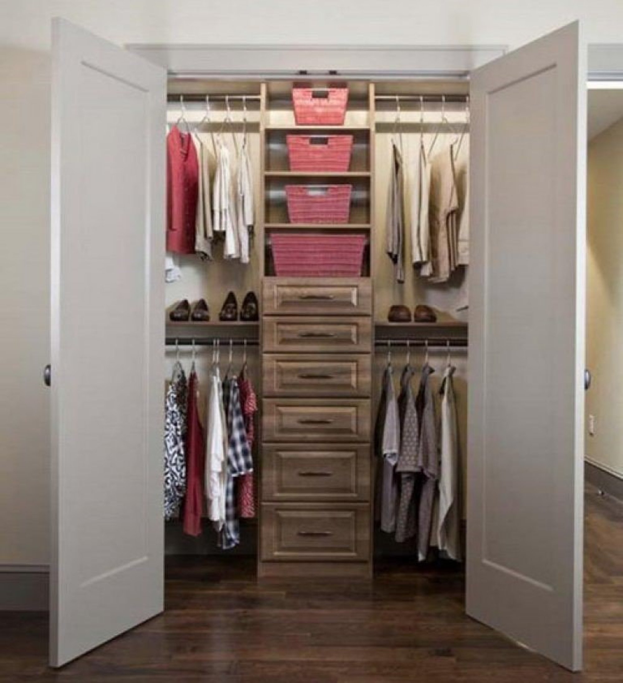 Планируйте пространство для хранения одежды.