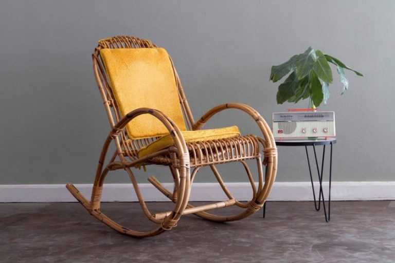 Расположите качающее кресло на террасе для отдыха на свежем воздухе