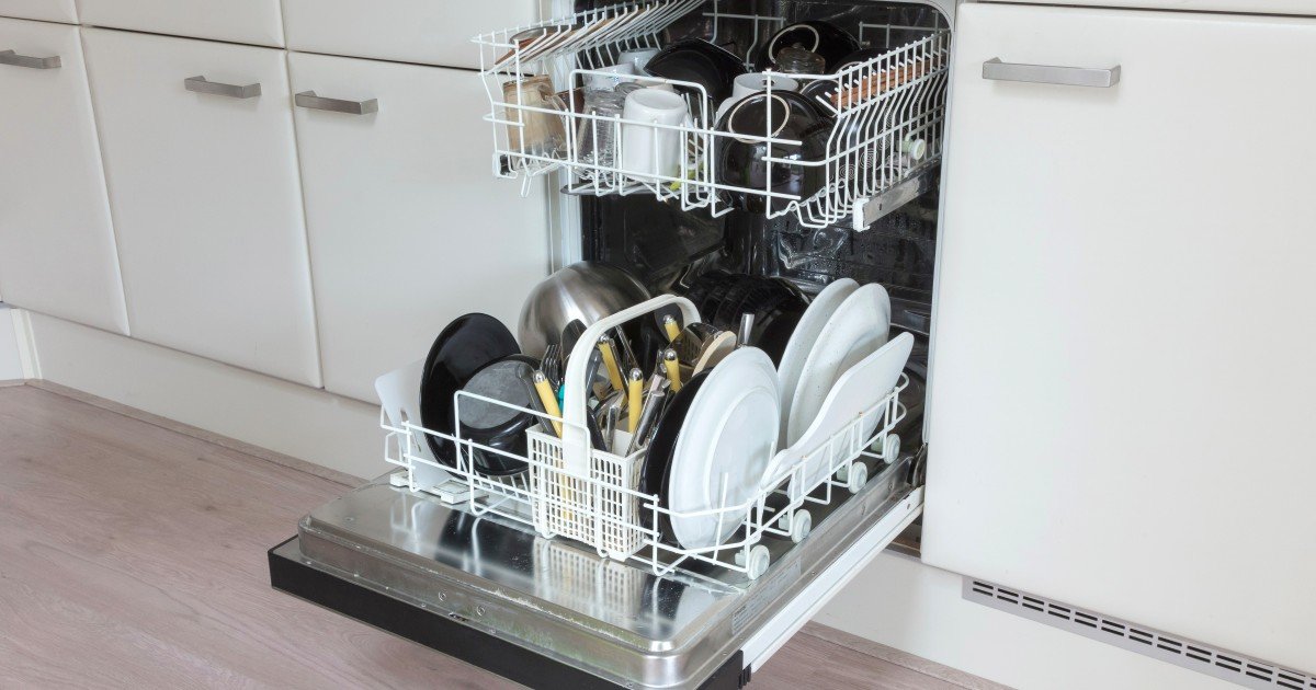 Рассмотрите возможность встроить посудомоечную машину.