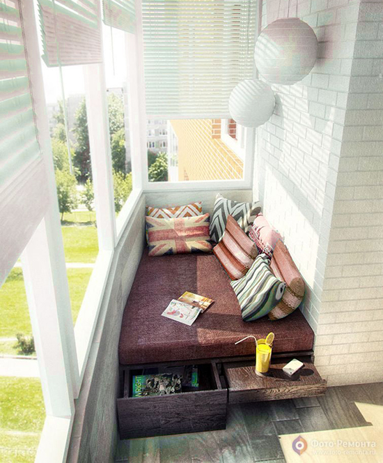 Разместите комфортную мебель на балконе.